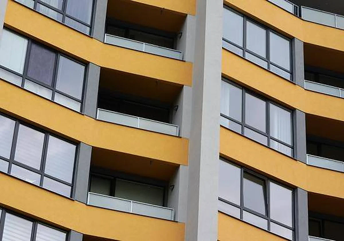 Descubren a una trabajadora de baja por ataques de pánico vendiendo pisos en Málaga para una inmobiliaria