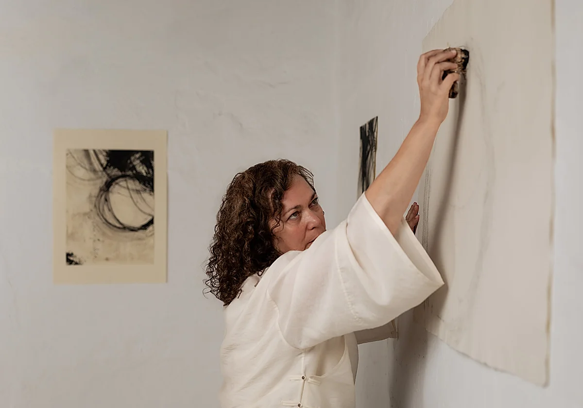 'Hojas sueltas', una exposición que explora los límites de la escritura y el dibujo