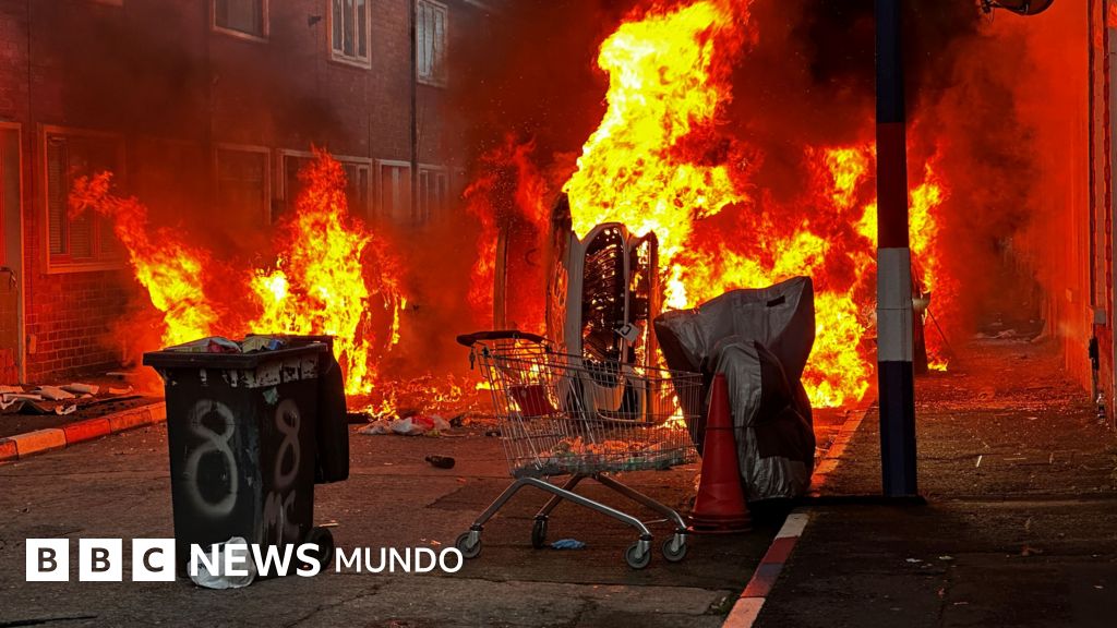 "Un escenario apocalíptico": el brutal ataque con cuchillo a un hombre que desató violentas protestas en Belfast
