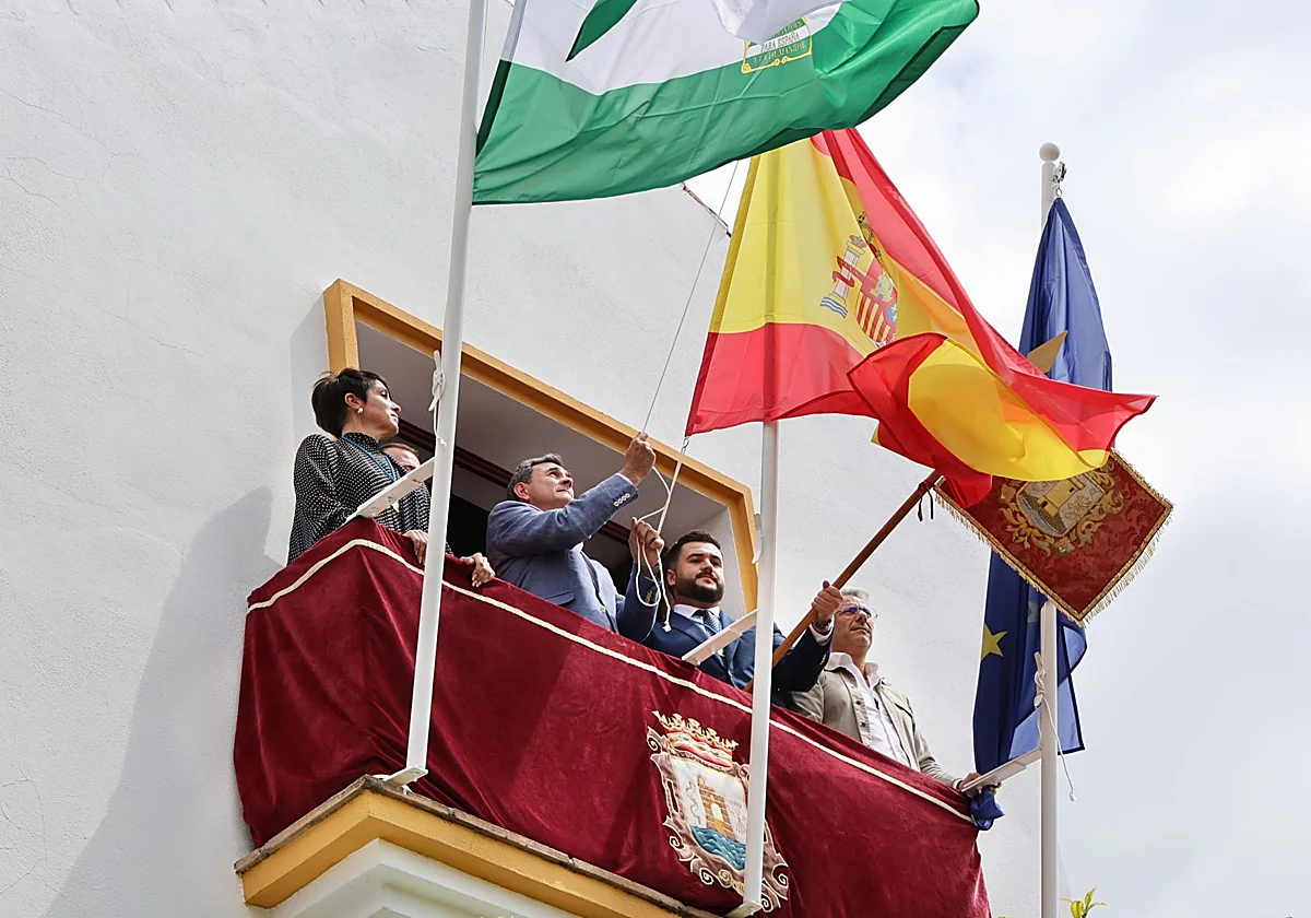 Las obras en el Ayuntamiento llevan el histórico pendón de Marbella al balcón de la delegación de Fiestas
