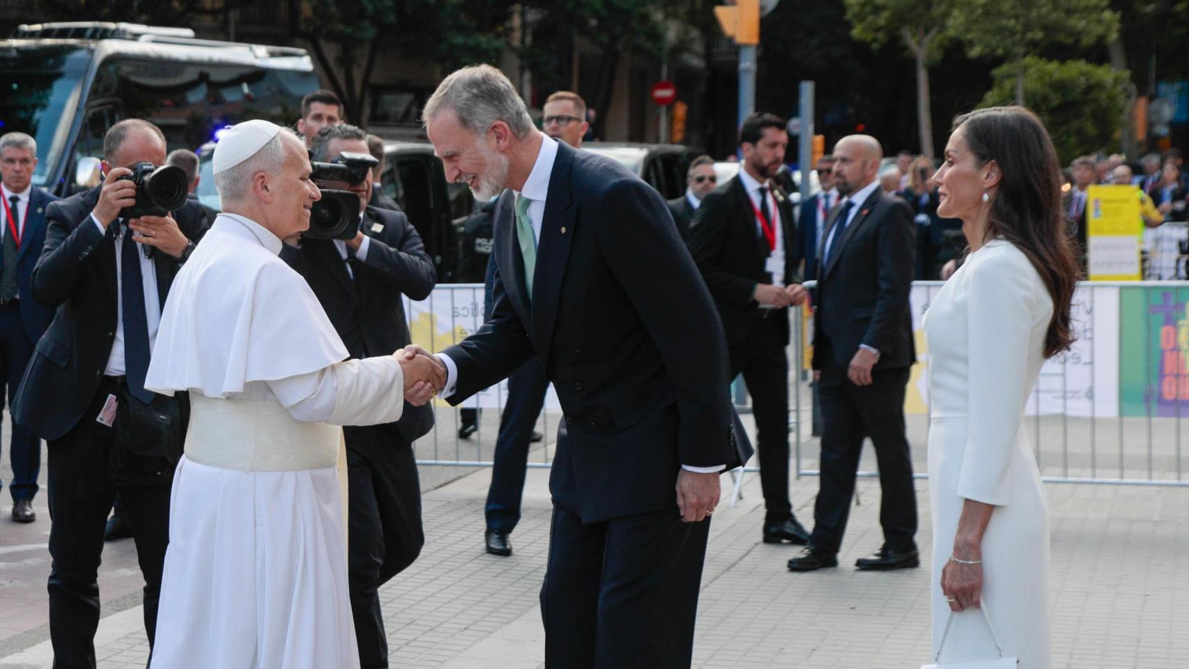 La reina Letizia se despide del Papa en Barcelona: su guiño a León XIV y la anécdota más tierna con una niña invidente