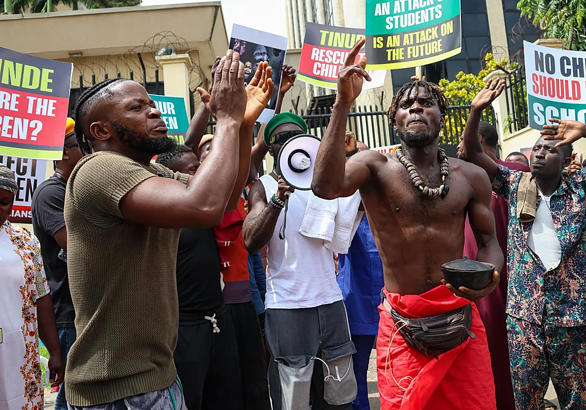 Padres y profesores de toda Nigeria se manifiestan contra los secuestros masivos de niños en las escuelas