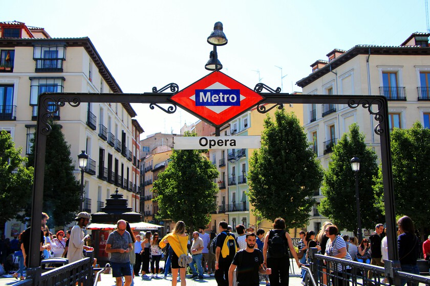 Madrid se está encontrando con un problema creciente en sus estaciones de metro: la venta ilegal de comida callejera