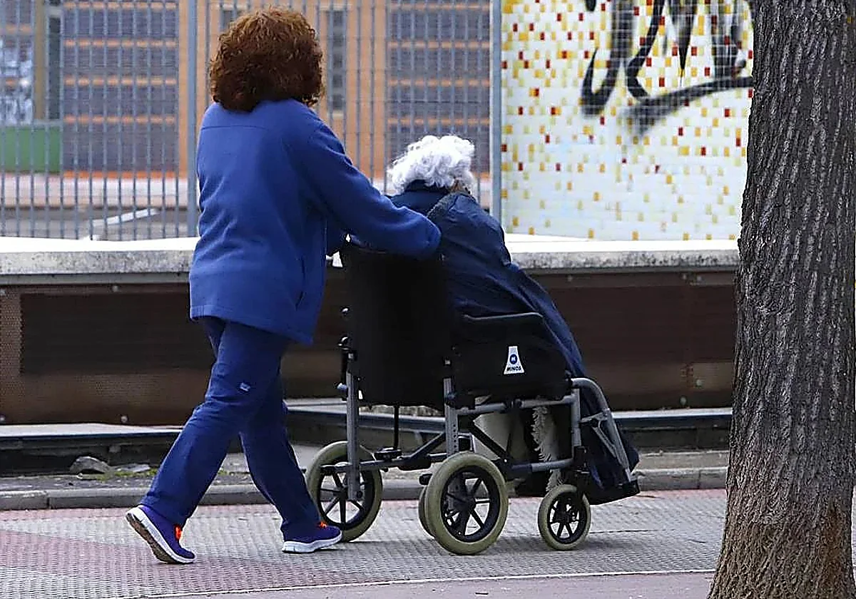 Indemnización de 112.000 euros a una mujer de 92 años tras ser atropellada en Málaga: de ser autónoma a vivir en silla de ruedas