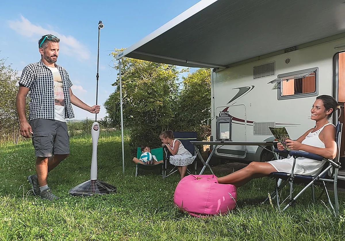 Refréscate y disfruta del exterior con estas duchas para el jardín