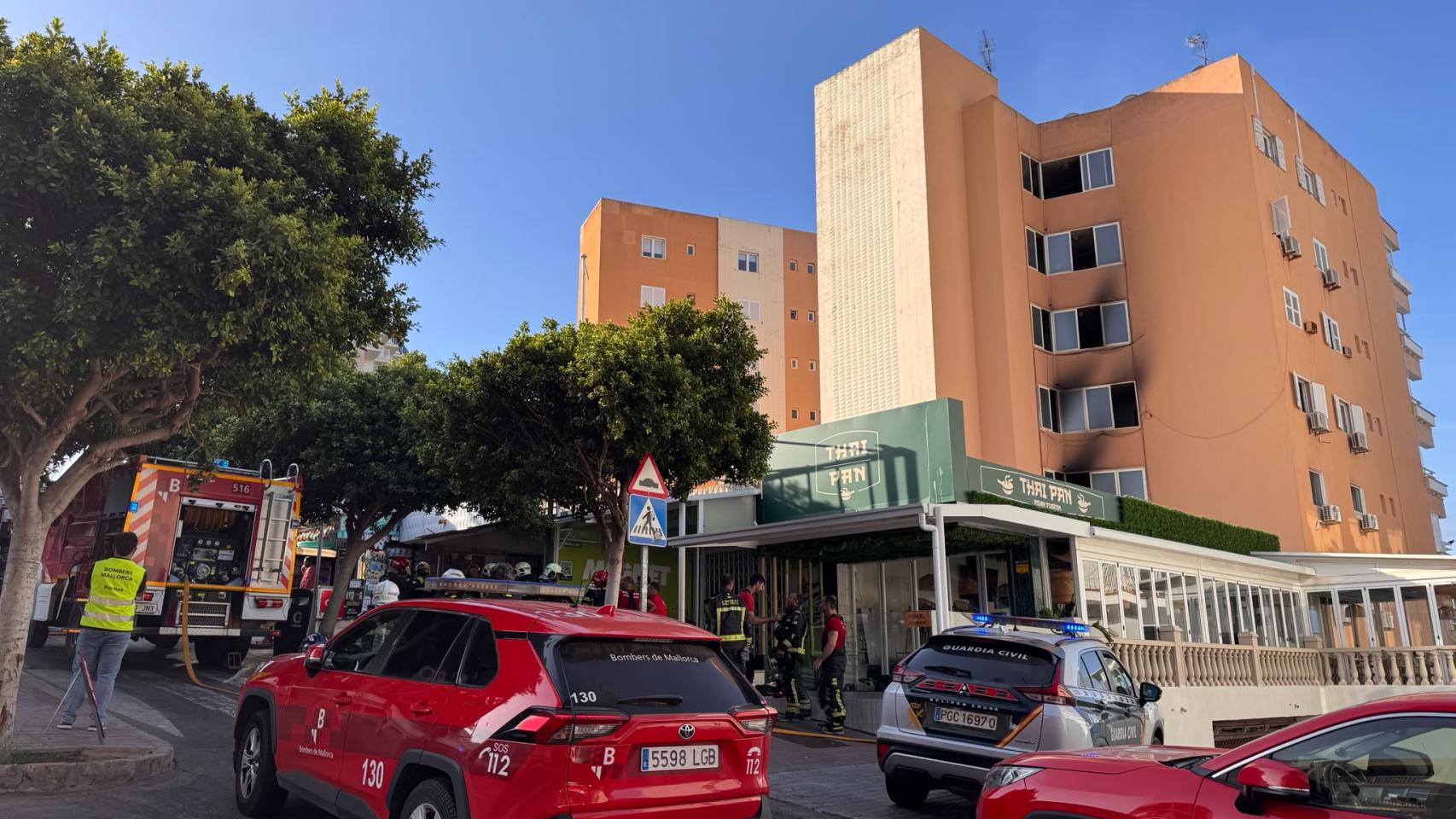 Dos muertos y 24 heridos, 8 de ellos bomberos, en un incendio en un bloque de viviendas en Magaluf (Mallorca)