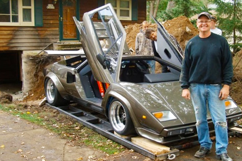 Un ingeniero tardó 17 años en construir el Lamborghini Countach de sus sueños desde el sótano de su casa. El problema fue sacarlo