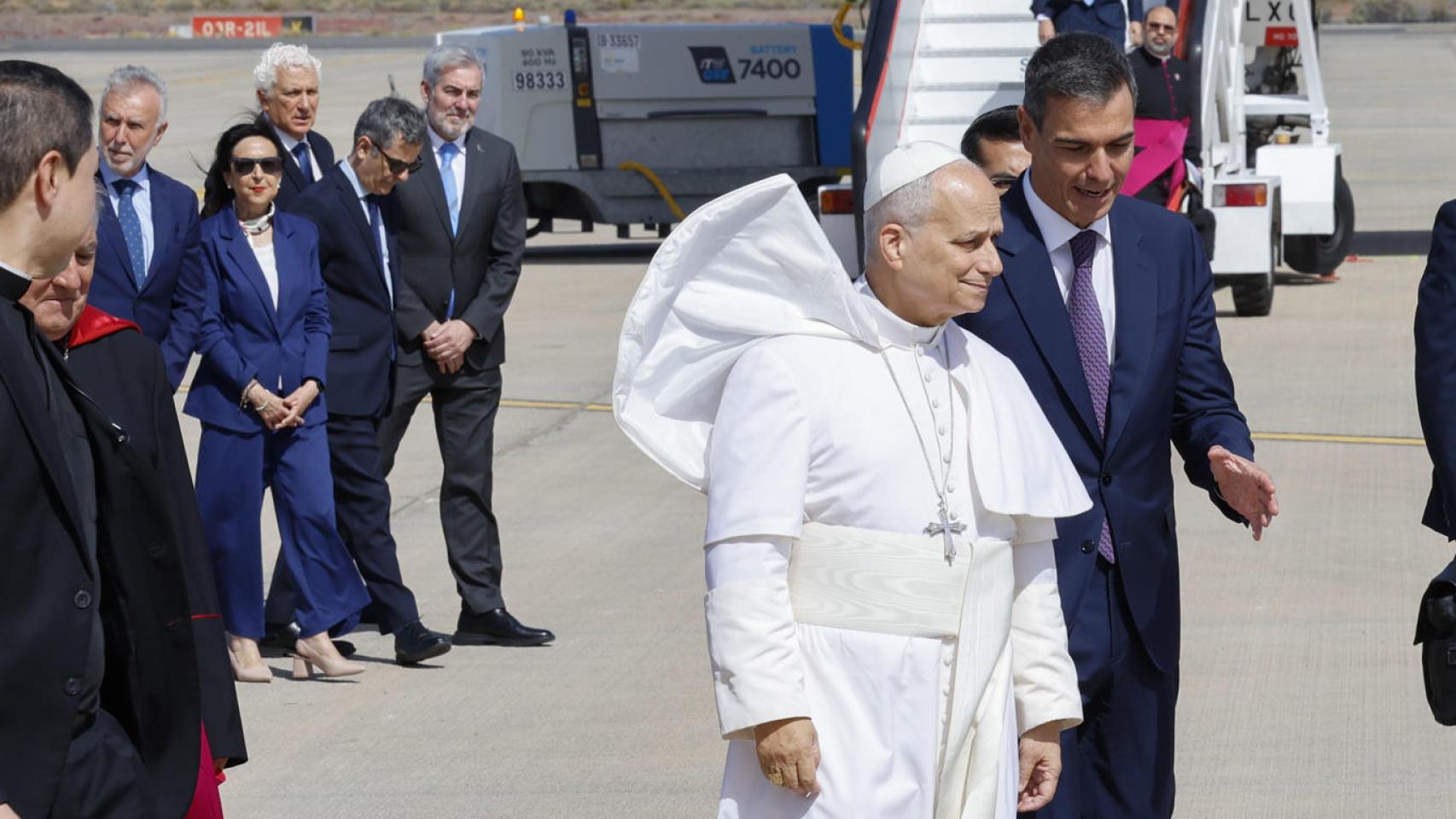 Sánchez recibe al Papa en Gran Canaria para aprovechar su respaldo a su política de fomento de la inmigración
