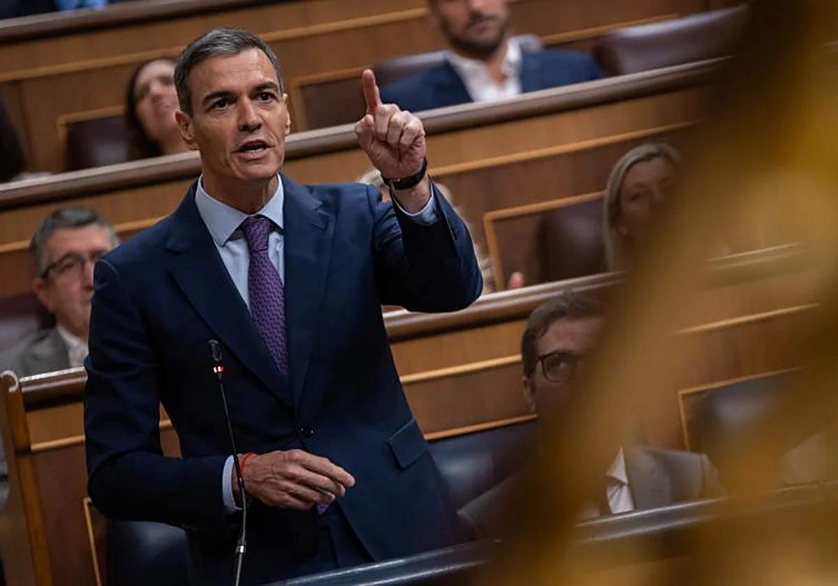 El PSOE pierde cinco puntos, según el CIS, tras la imputación de Zapatero