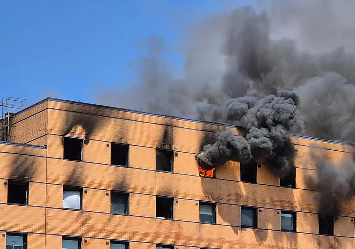 Abren expediente a un bombero por grabar un vídeo jocoso durante el incendio del Ibis
