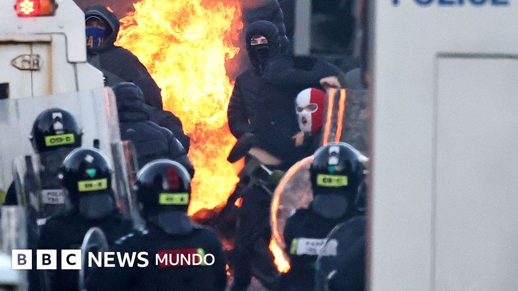 "Un escenario apocalíptico": el brutal ataque con cuchillo a un hombre que desató violentas protestas en Belfast