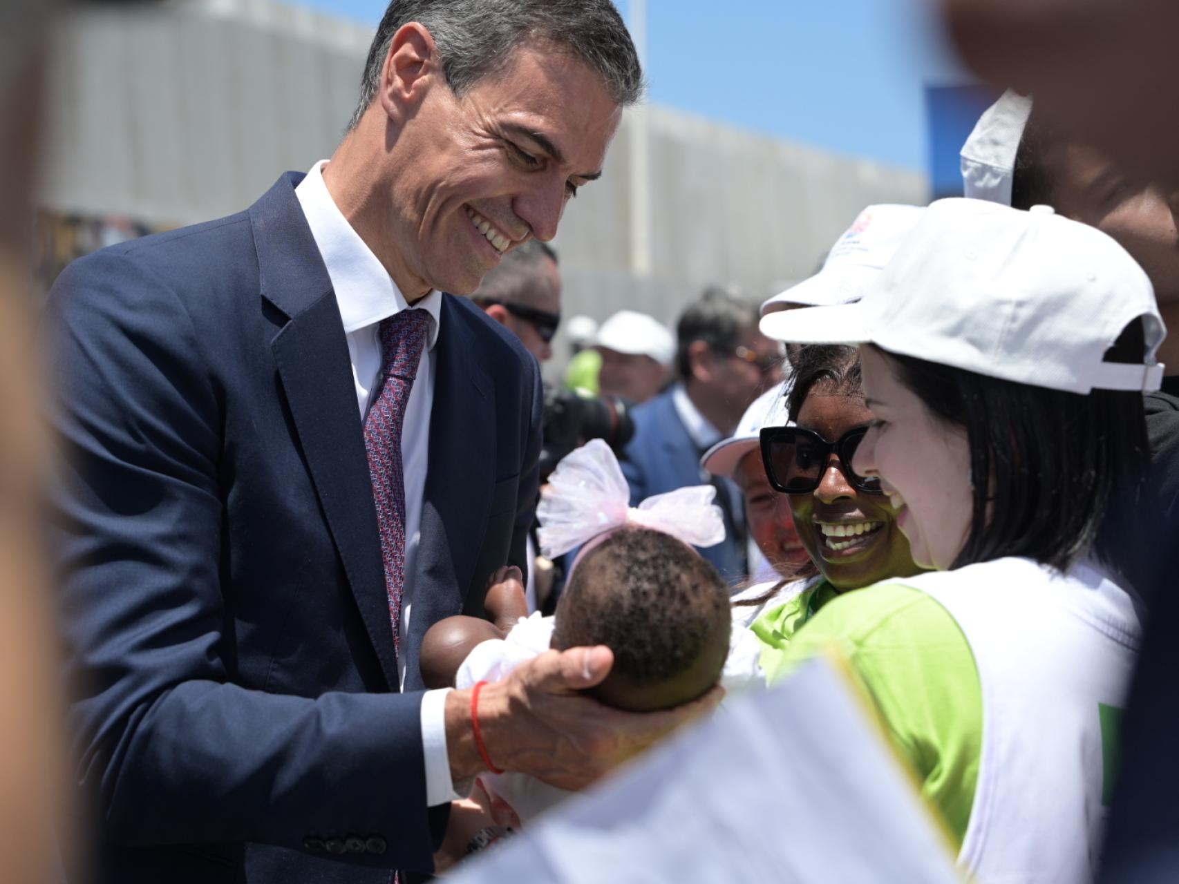 Pedro Sánchez copia al Papa León XIV y 'bendice' en Canarias a una bebé de cuatro meses hija de una inmigrante