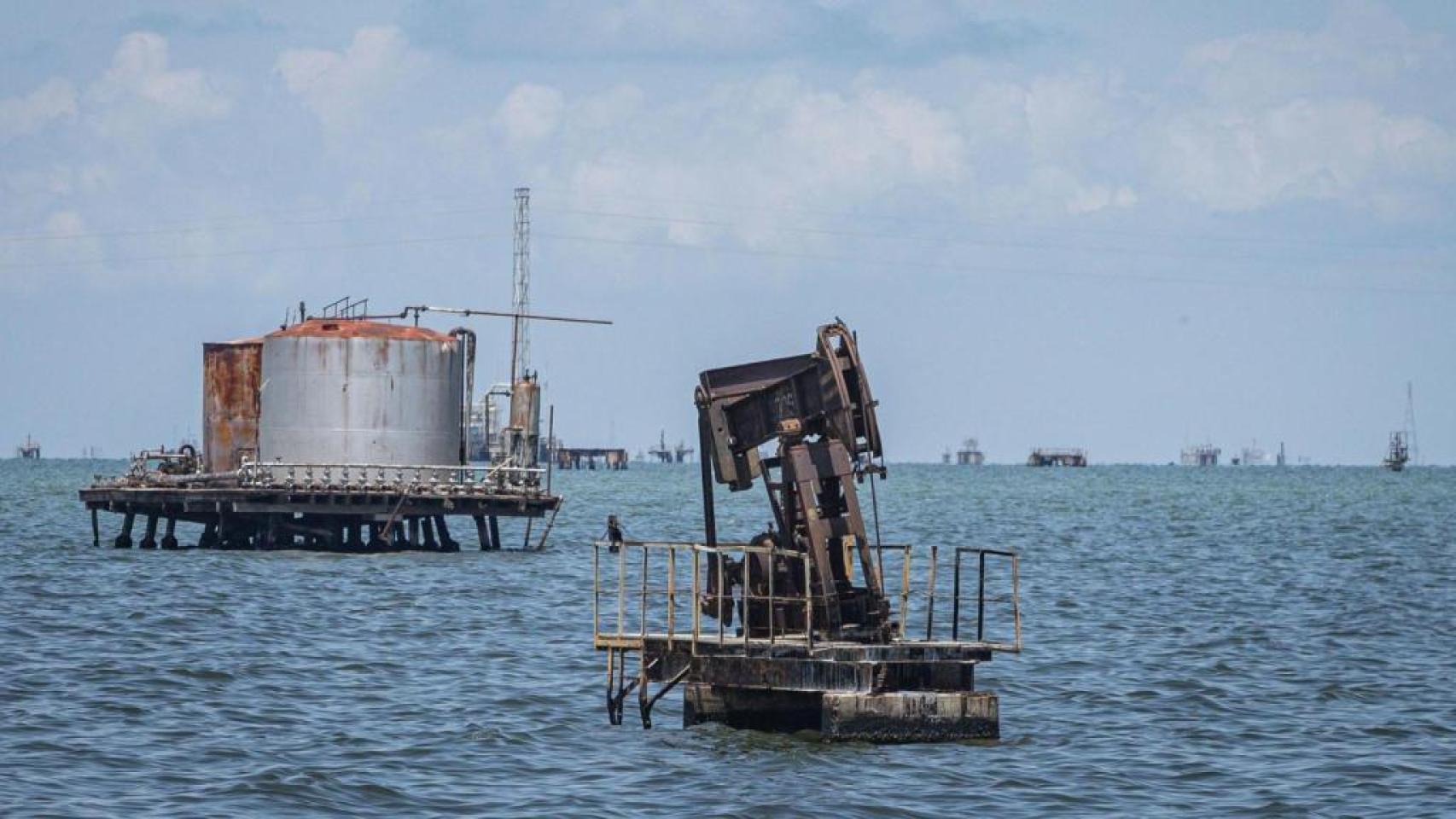 El petróleo cae un 2% y cotiza en los 88 dólares el barril, su nivel más bajo desde abril por los rumores de paz en Irán