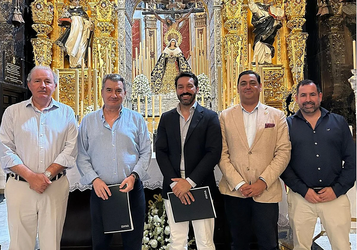 Curro Claros recibe «con ilusión y responsabilidad» el diseño del nuevo palio de la Virgen de la Soledad de Mena