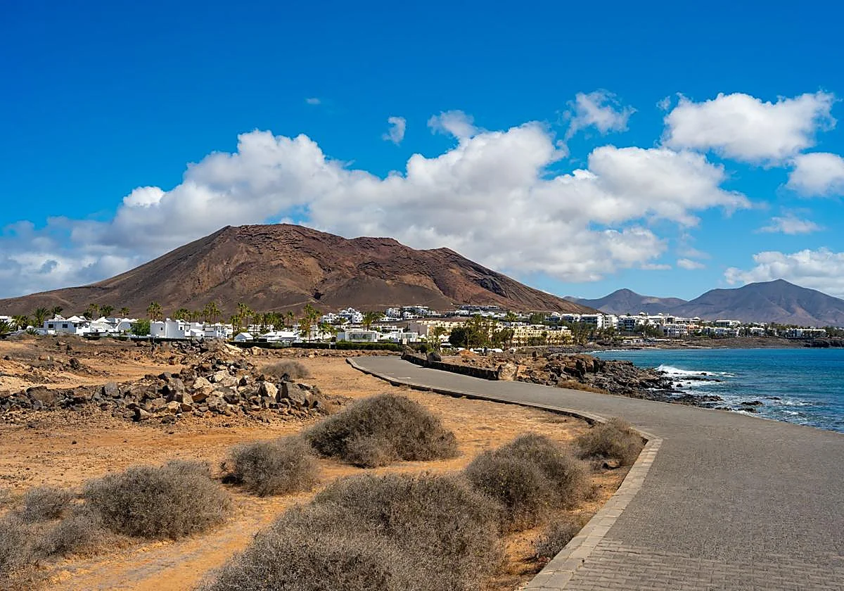 Two people killed in tourist bus crash in Lanzarote