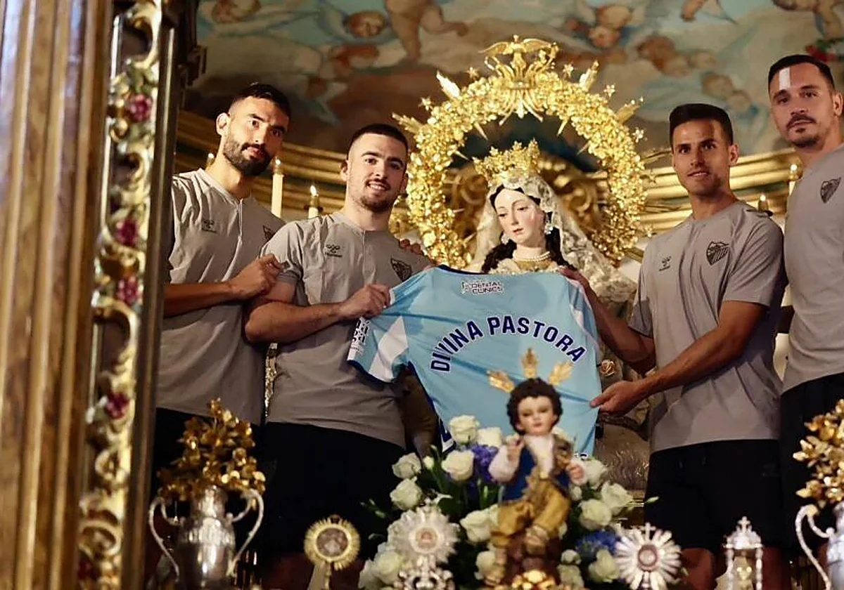 La Divina Pastora abre su camarín para rezar por el ascenso del Málaga