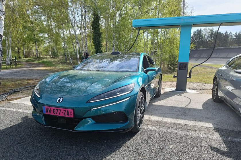 2.000 millones de euros y 3.000 estaciones: el plan de BYD para que cargar tu eléctrico tarde lo mismo que parar a echar gasolina