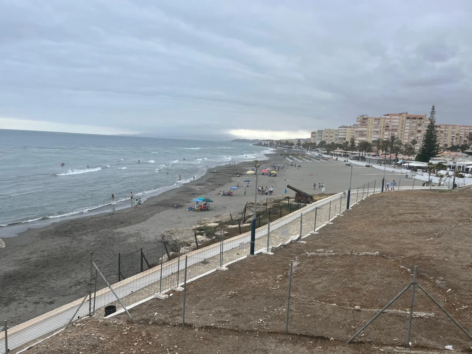 Mueren ahogados un hombre y una mujer de unos 80 años en la playa Las Lindes de Torrox