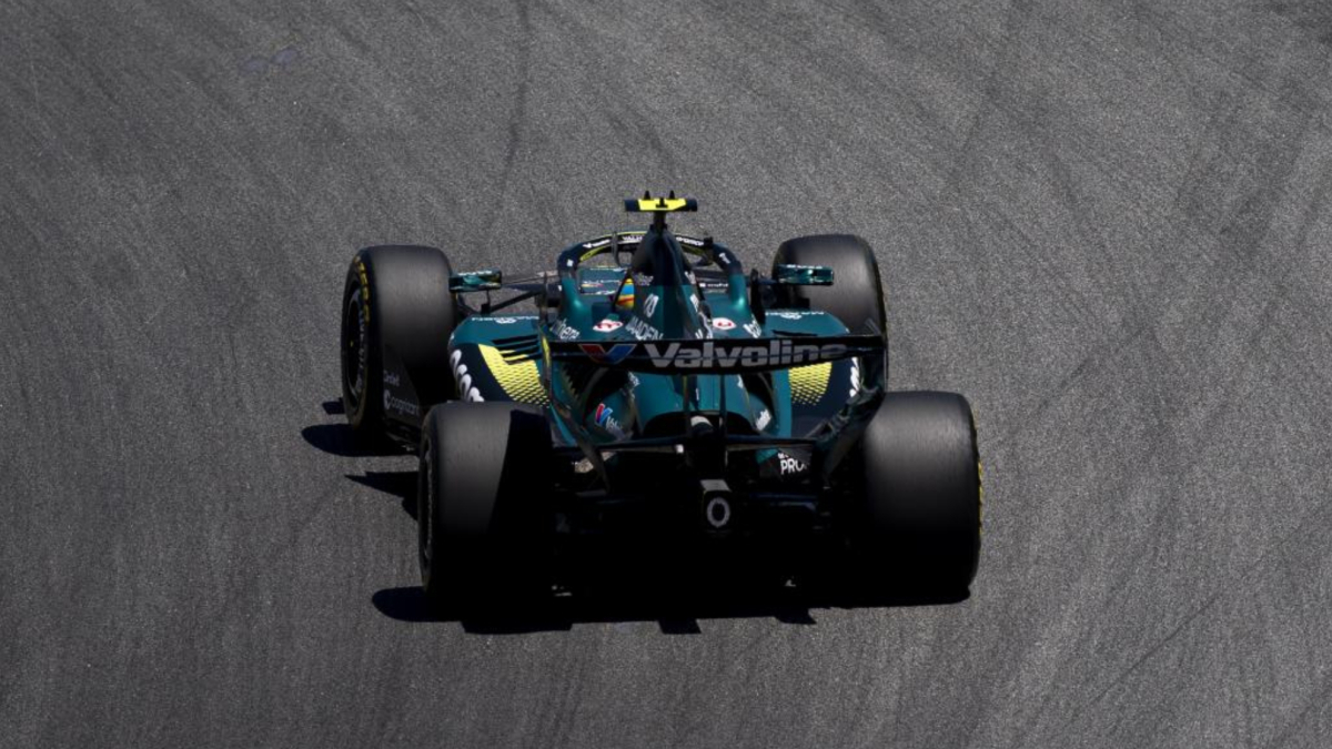 Aston Martin deja más lejos todavía a Fernando Alonso