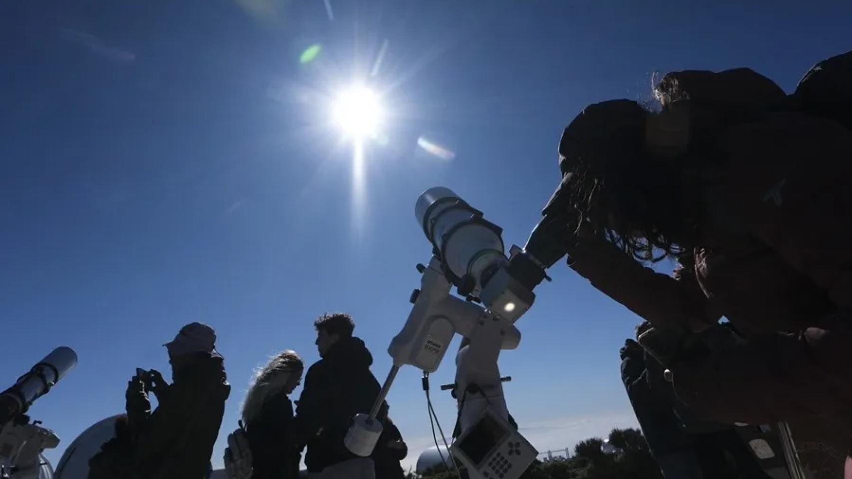 Temor a una ola de incendios por el eclipse del 12 de agosto: miles de jóvenes de todo el mundo invadirán los montes