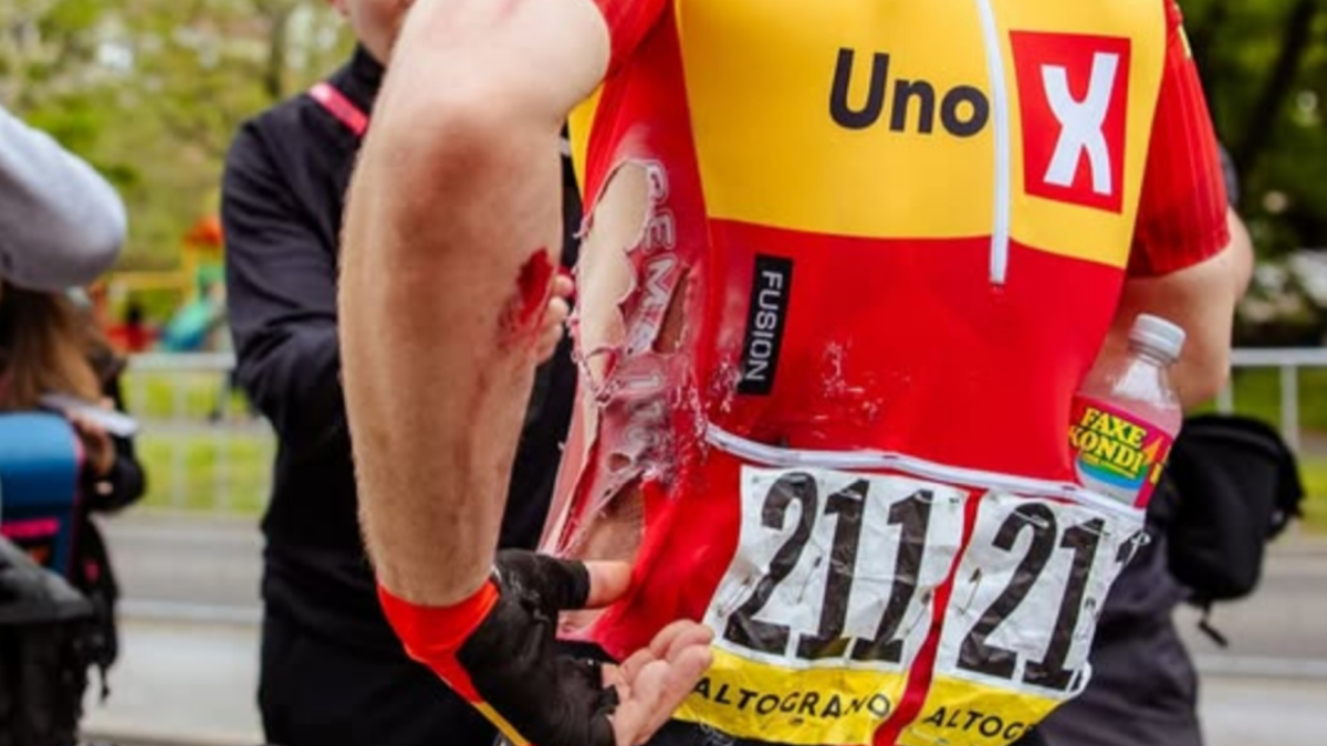 El héroe dolorido que corrió diez etapas del Giro con cuatro fracturas: "Ahora el sufrimiento tiene sentido"