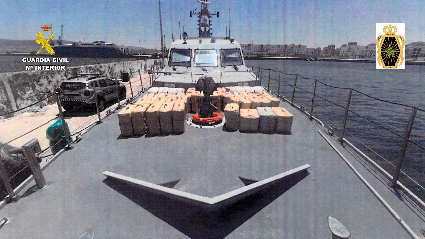 Golpe al narcotráfico en el Estrecho: la Guardia Civil y Marruecos frustran un alijo de casi 5.000 kilos de hachís
