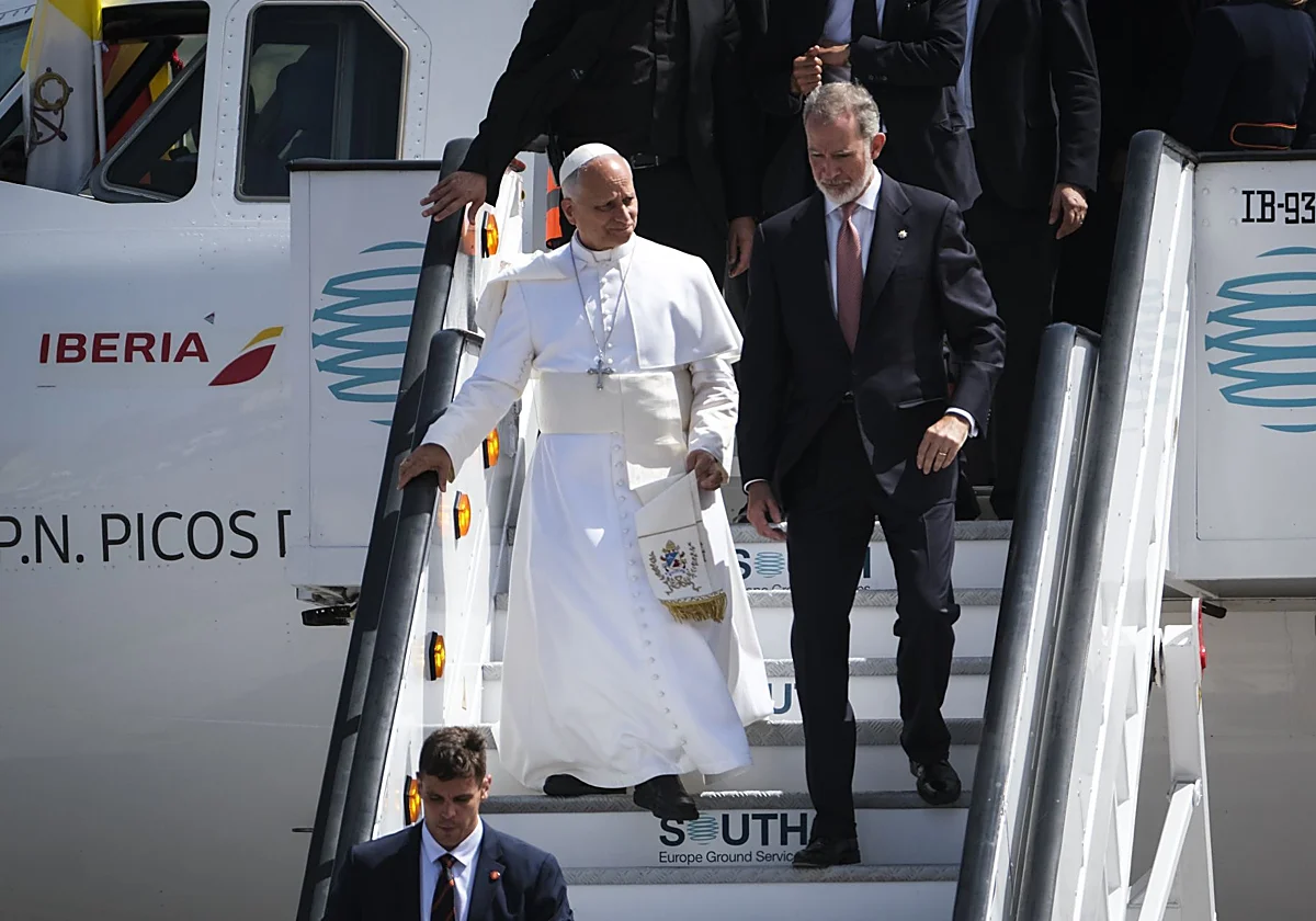 «Muchas gracias por habernos salvado», las palabras del Papa a la tripulación del Falcon que lo llevó a Roma