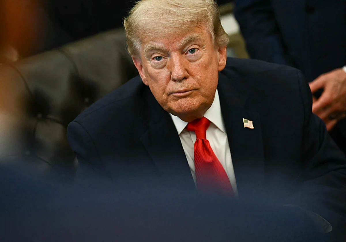 Trump sopla 80 velas en la jaula de la Casa Blanca