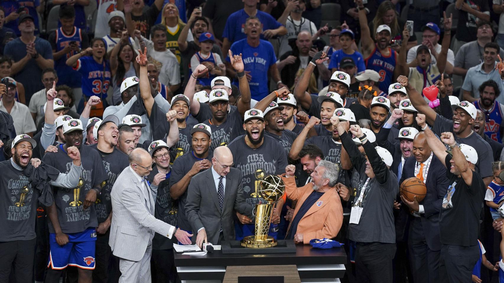 Éxtasis y fuego en Nueva York: la gloria de los Knicks en la NBA medio siglo después desata una noche de caos absoluto