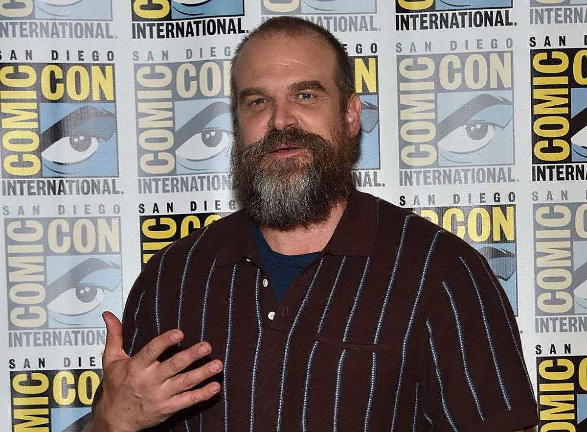 David Harbour habla sobre su denuncia de acoso de Milie Bobby Brown: «Tuve un colapso emocional»