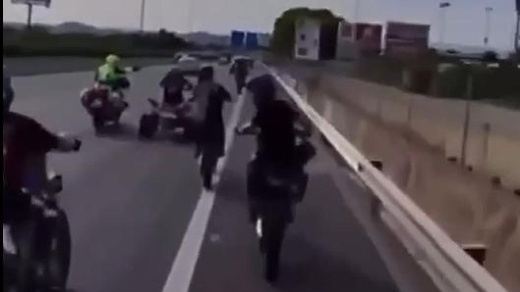 Un niño de 12 años iba en un grupo de motoristas que hacía caballitos por la A-7 en Valencia: "Casi provocan un accidente"