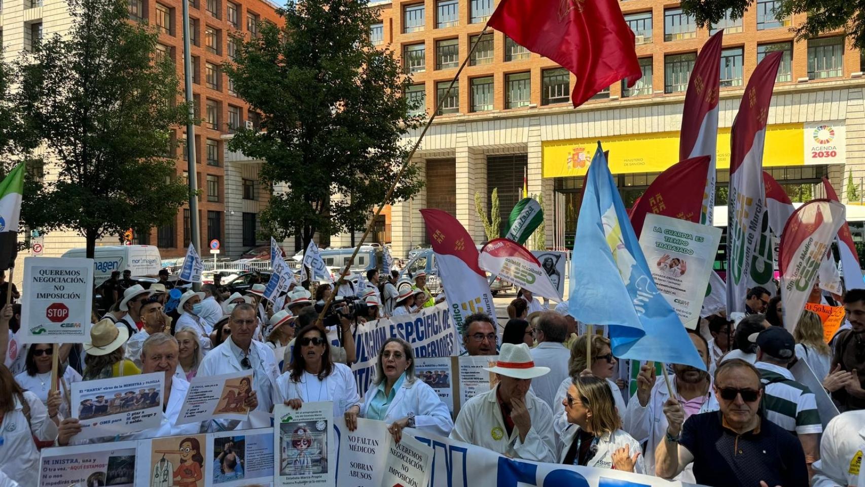 Los médicos harán huelga indefinida e intensificarán sus movilizaciones contra Sanidad tras el verano