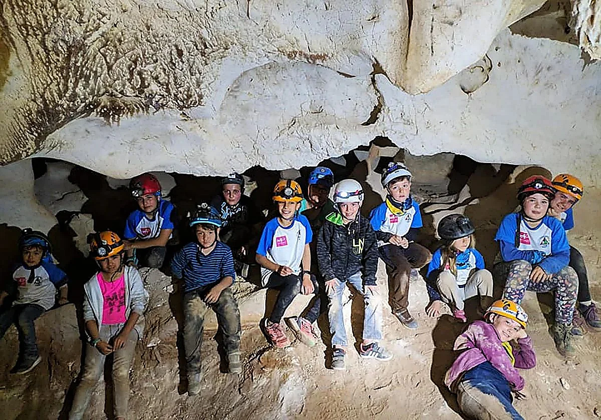 Rincón de la Victoria programa talleres infantiles de verano en la Cueva del Tesoro