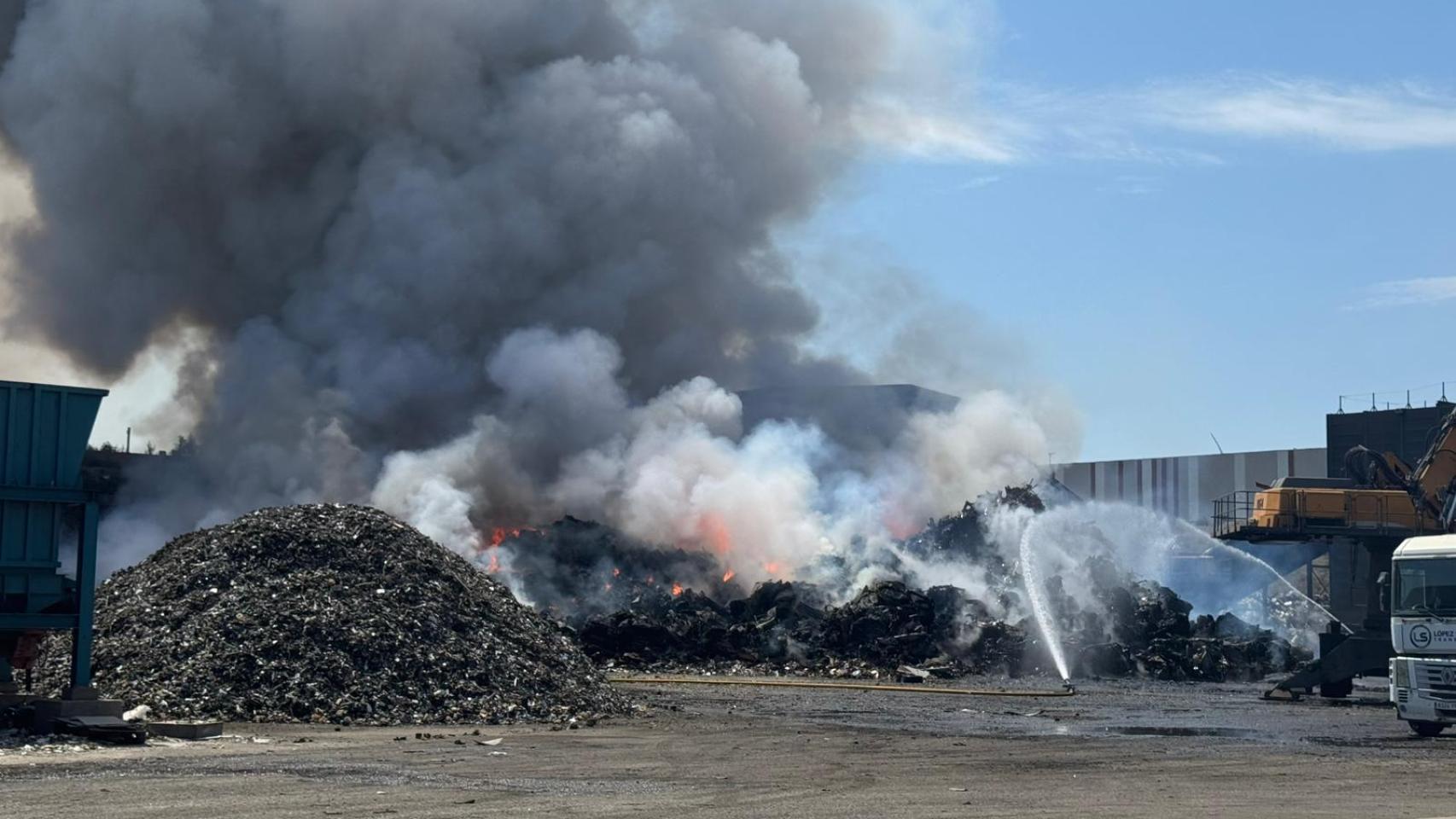 Un gran incendio en el PTR provoca una colosal nube de humo en Zaragoza: "La nube no es tóxica"
