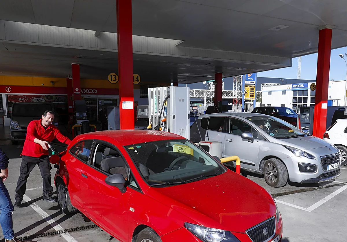 El Gobierno extiende la vigilancia sobre las petroleras y el precio de los combustibles hasta fin de año
