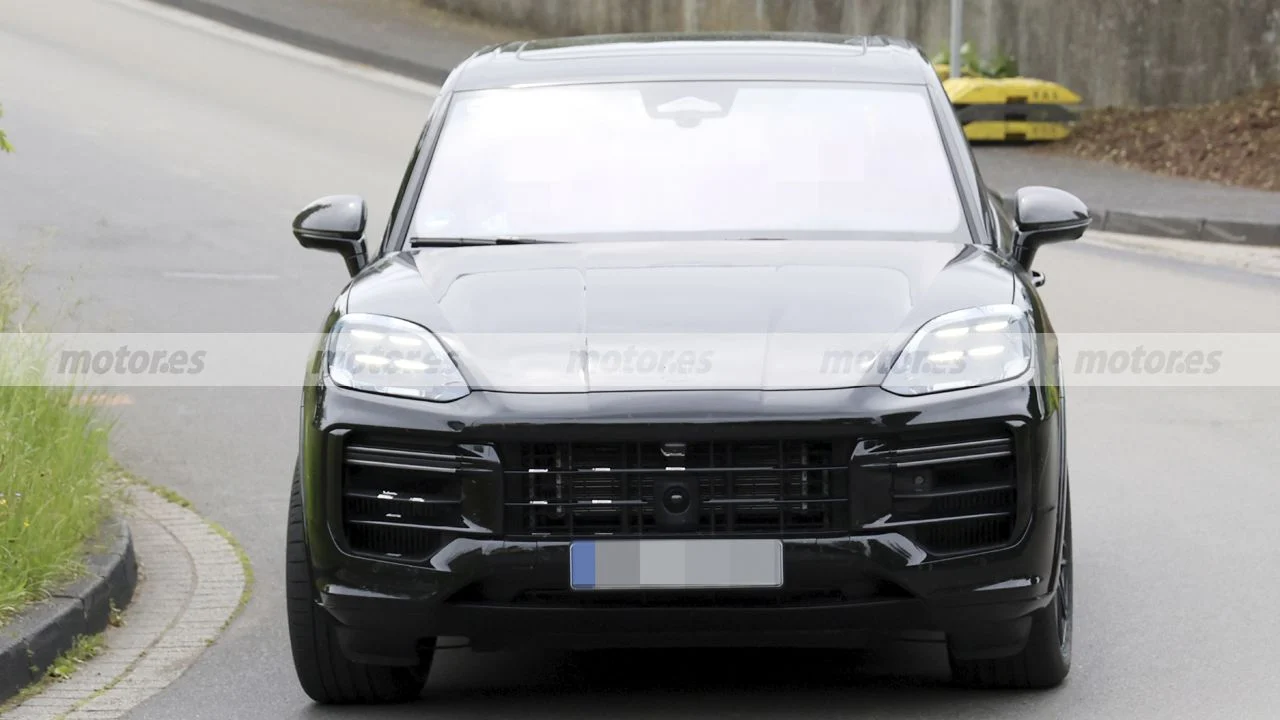 El nuevo Porsche Cayenne Turbo E-Hybrid 2027 aparece casi destapado y revela más de lo esperado