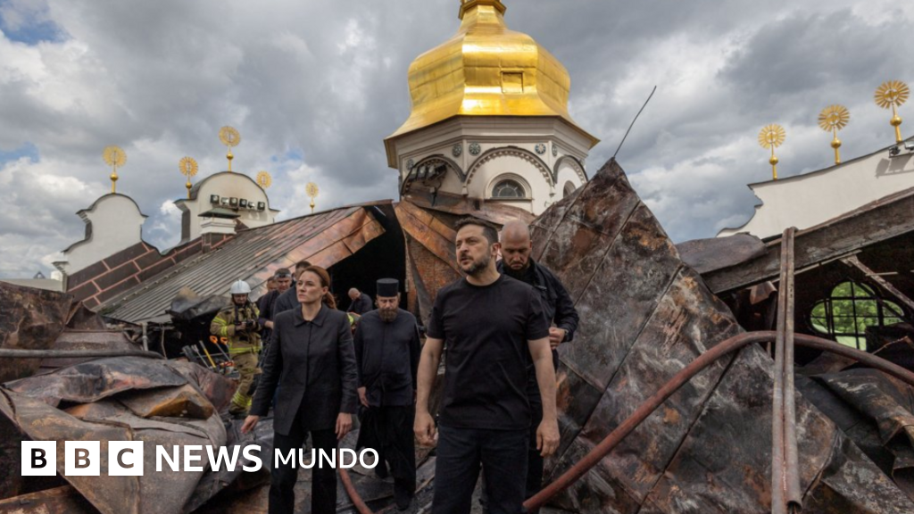 Las imágenes del ataque ruso que dañó la histórica catedral de Kyiv