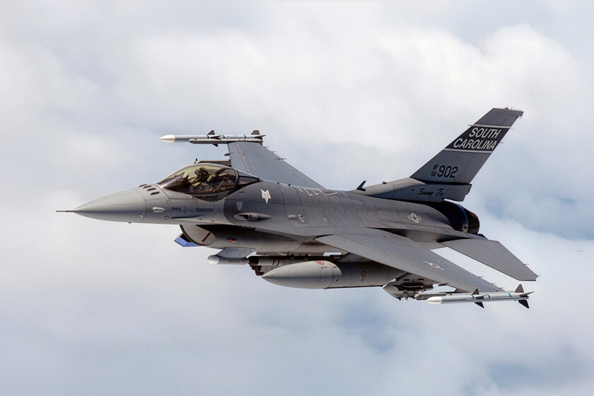 Creíamos que todo pasaba por los nuevos cazas. El F-16 lleva 50 años en el aire y se sigue vendiendo como pan caliente