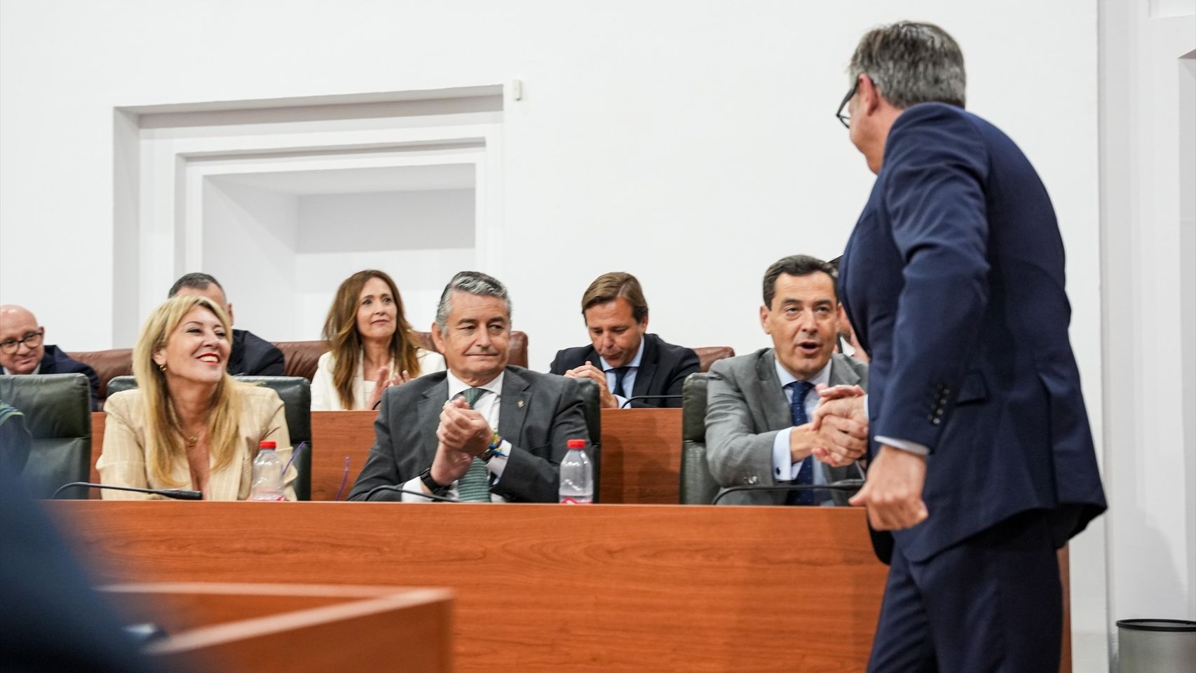 "Prioridad nacional" sí o sí y al menos una consejería: las cartas de Vox para la negociación de investidura de Juanma Moreno
