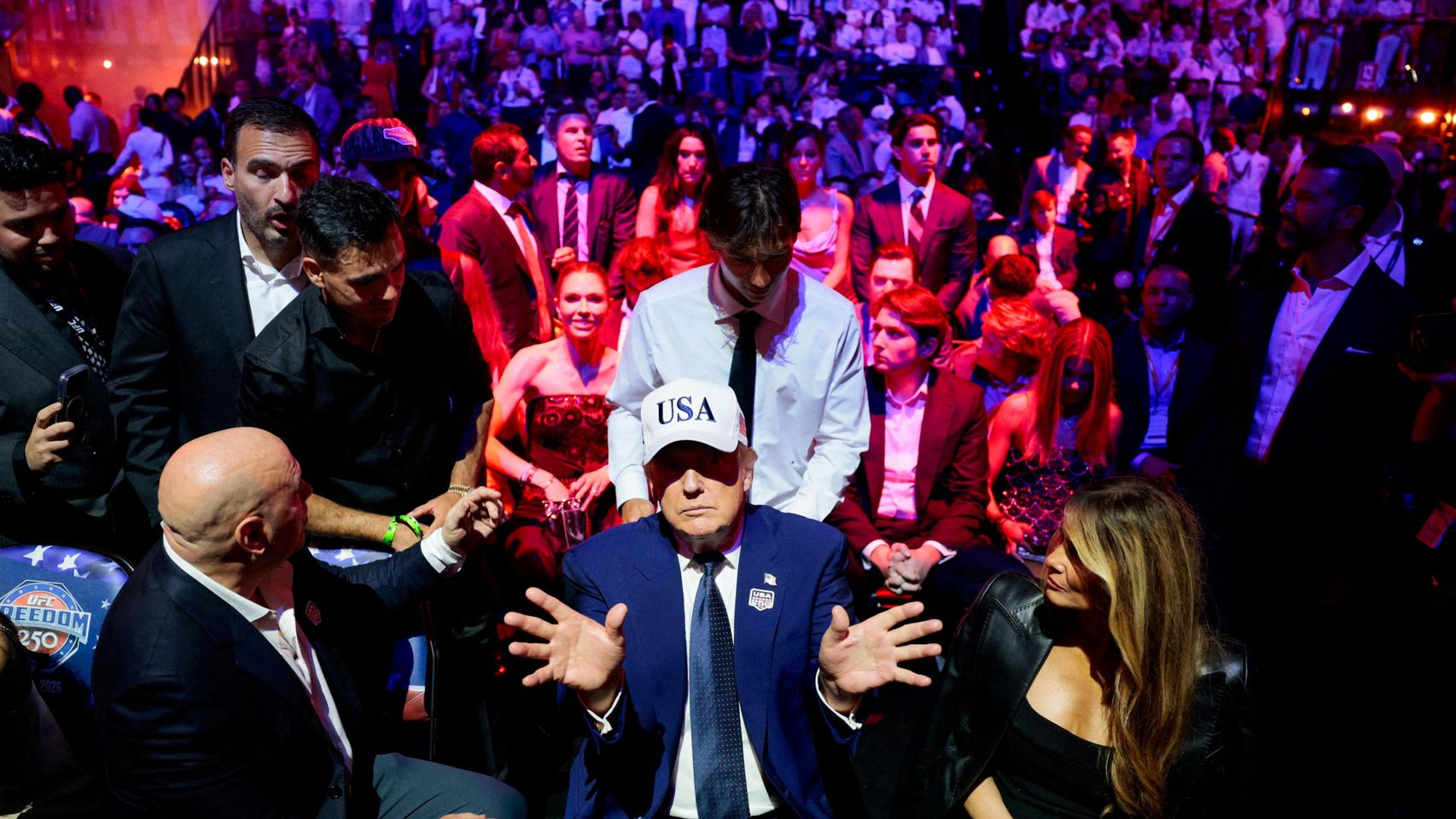 Apuestas, retransmisión por TV de pago y criptomoneda: Trump y sus aliados hacen caja con la pelea de UFC en la Casa Blanca