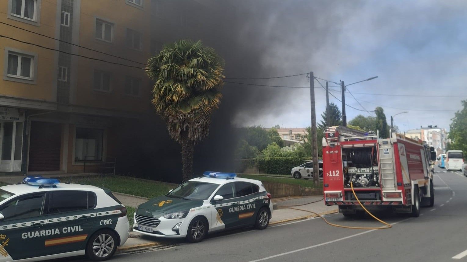 Los bomberos acuden de nuevo al garaje en Sada (A Coruña) por la reactivación del fuego
