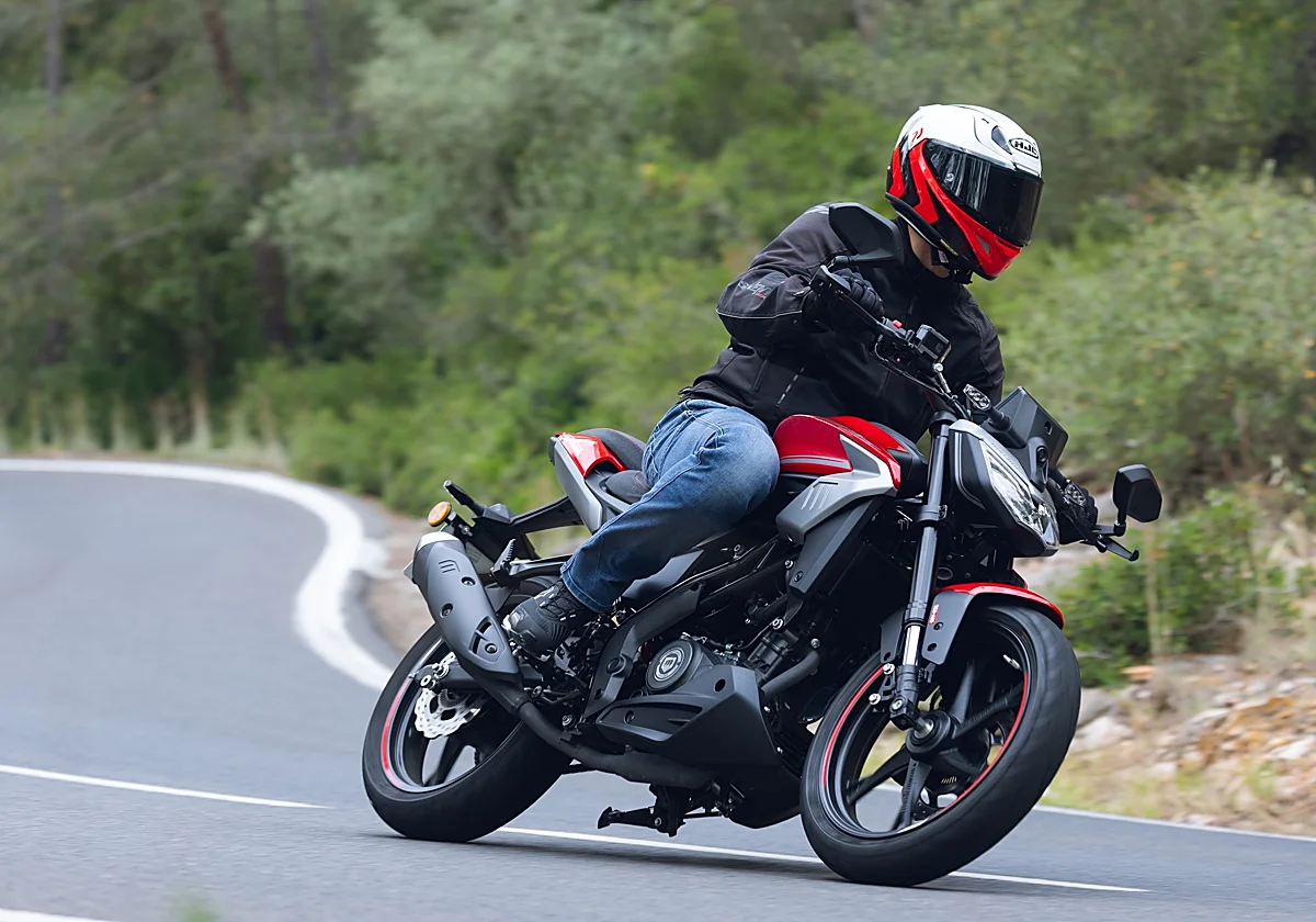 Probamos la Macbor Shifter 125 Evo, la receta «casolana» de una naked vanguardista y emocionante