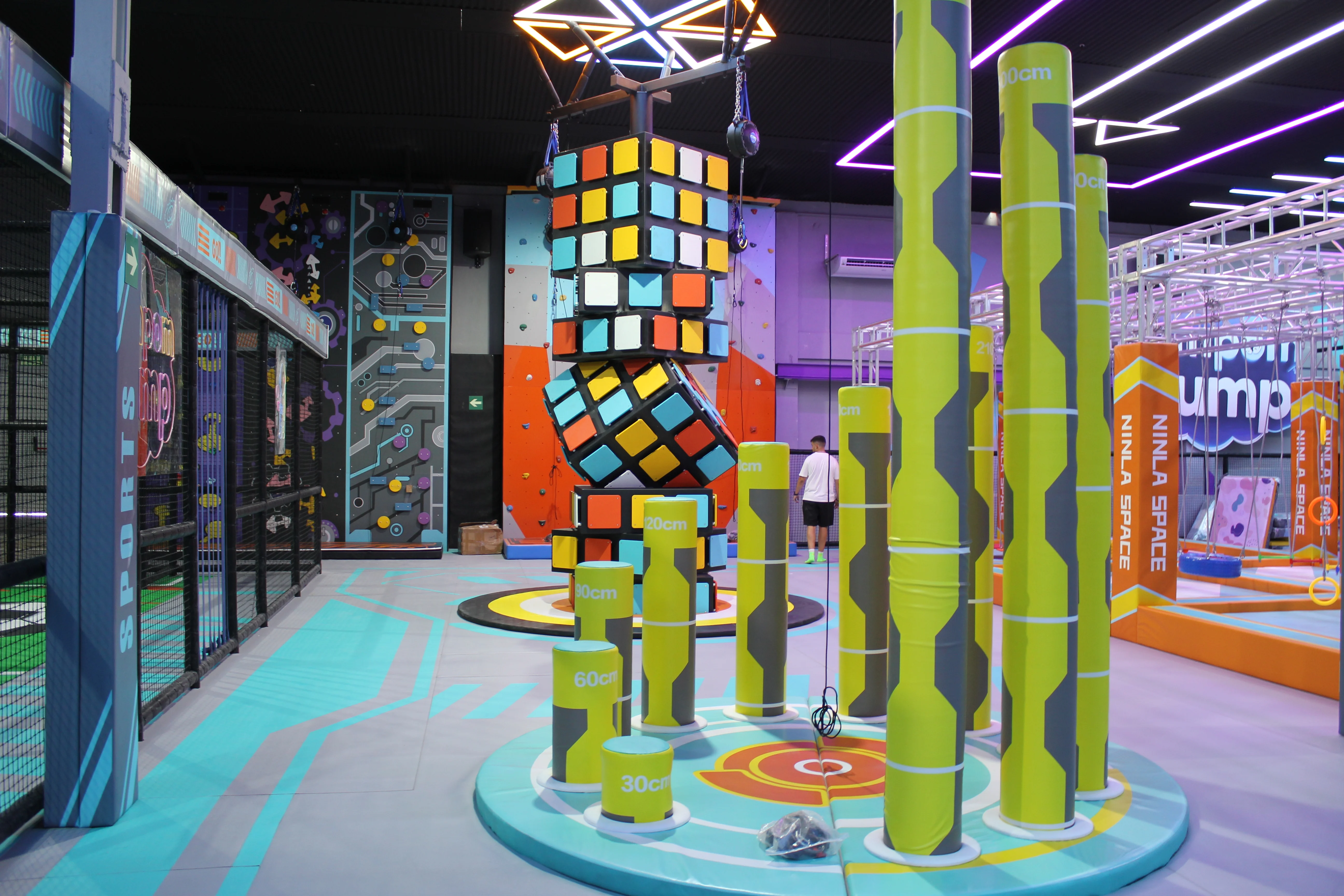 Circuitos ninja, camas elásticas o juegos interactivos: así es PomPom Jump, el nuevo parque infantil de Málaga