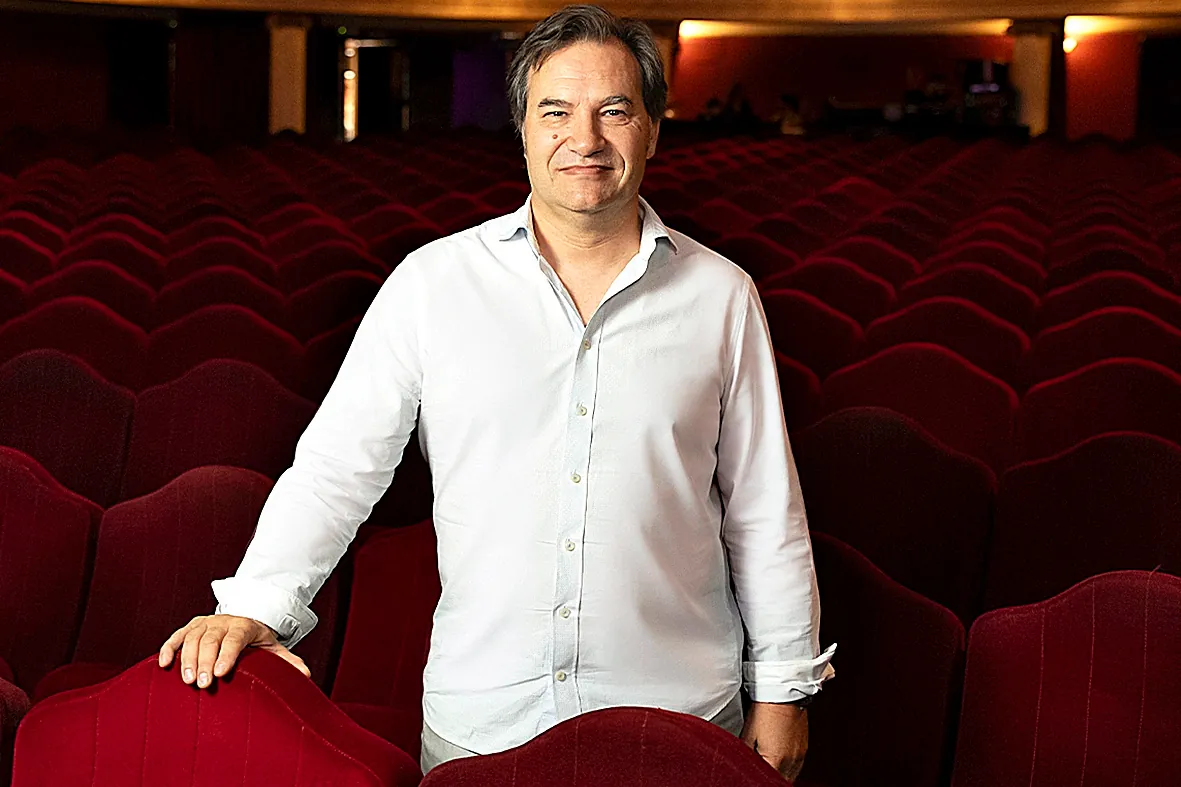 Por qué el jefe de musicales como 'Los Miserables' o 'Mamma Mia' no deja de trabajar ni en vacaciones