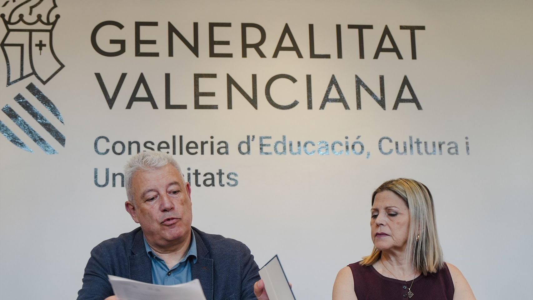 Los sindicatos piden explicaciones tras dejar en el aire la consellera de Educación la subida salarial a los docentes