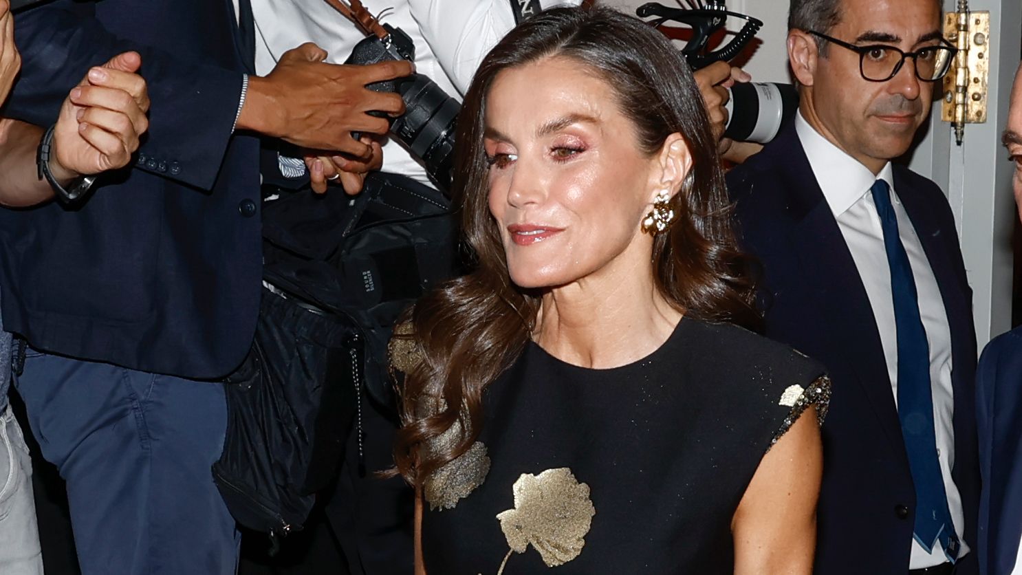 La reina Letizia, pura elegancia para una tarde de periodismo: la curiosa historia del vestido que estrenó hace 7 años