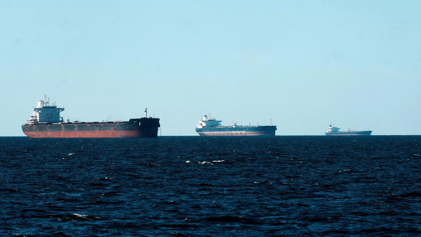 EEUU recurre a su propia 'flota fantasma' para extraer petróleo de Ormuz: "Imitan técnicas de China, Rusia o el propio Irán"