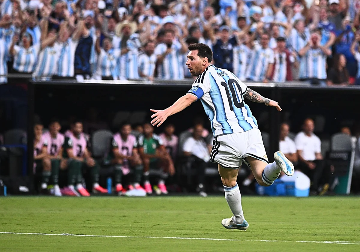 Un triplete de Messi ilusiona a Argentina y hace soñar a su país con otra estrella