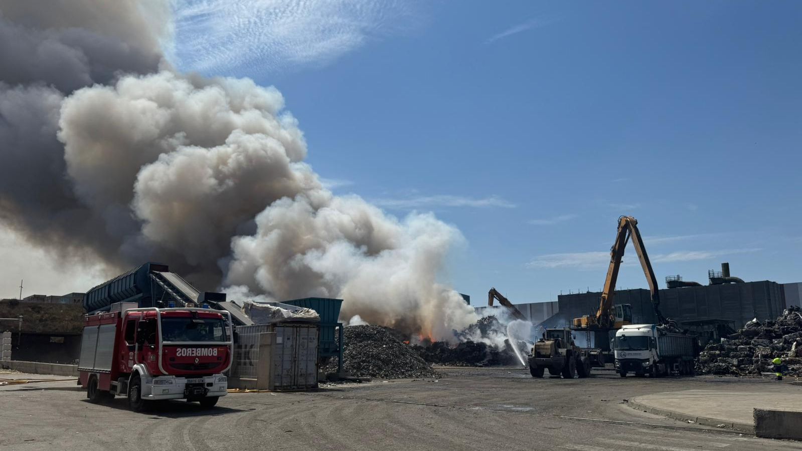 Un barrio de Zaragoza, en pie de guerra contra los incendios en el polígono: "Está en juego nuestra salud"