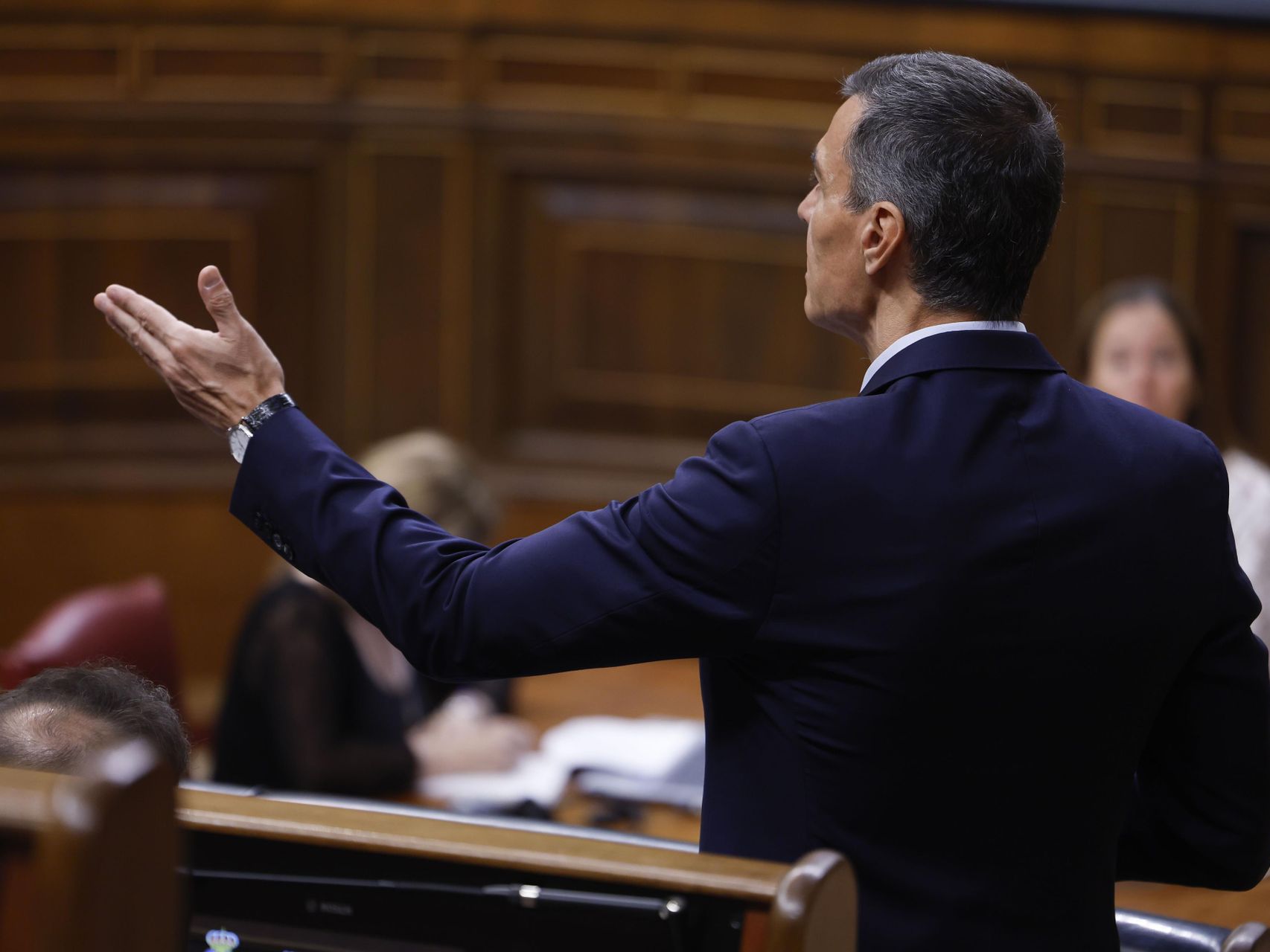 Señorías, no se metan en política: Sánchez, de fiesta en un Parlamento amordazado